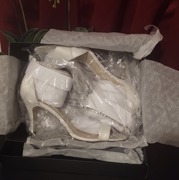 LIKE NEW😃Nina Vera Rhinestone Ankle Strap Lustersatin Sandals (Ivory) - Picture 14 of 16